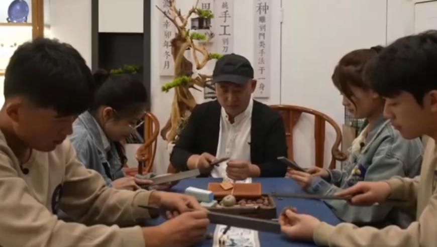 新澳门六开彩今晚开奖现场视频直播,库里巴特勒回应球队交易,最新核心解答落实_豪华版V12.43