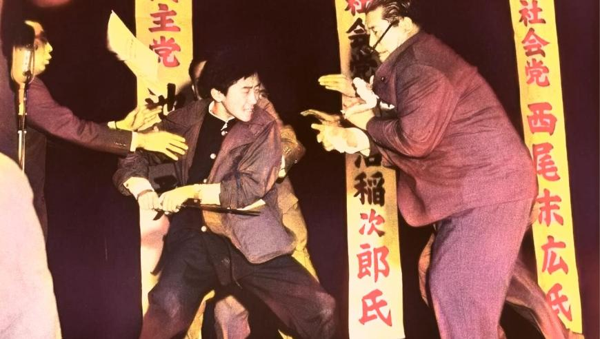 马克龙伸手打断了特朗普,二四六天天彩资料大全报码开奖,完美答案解释落实_试用版V8.33