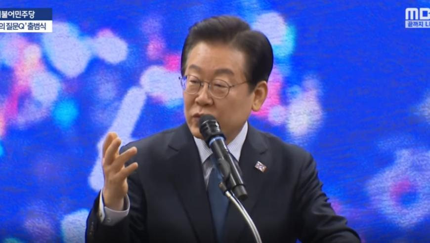 苹果为何没相中DeepSeek,王中王正版心水高手论坛,广泛的解释落实方法分析_尊享版V4.68